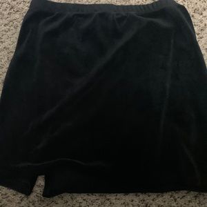 Black velvet mini-skirt | Size: L